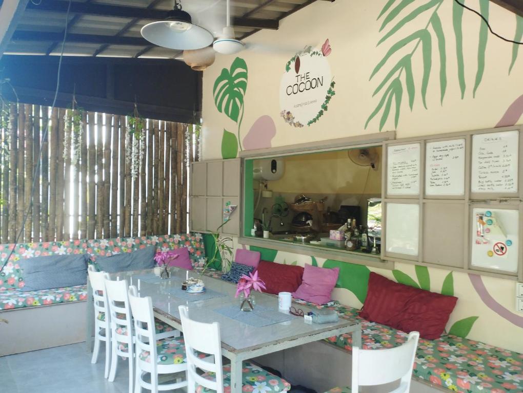 The Cocoon tesisinde bir restoran veya yemek mekanı