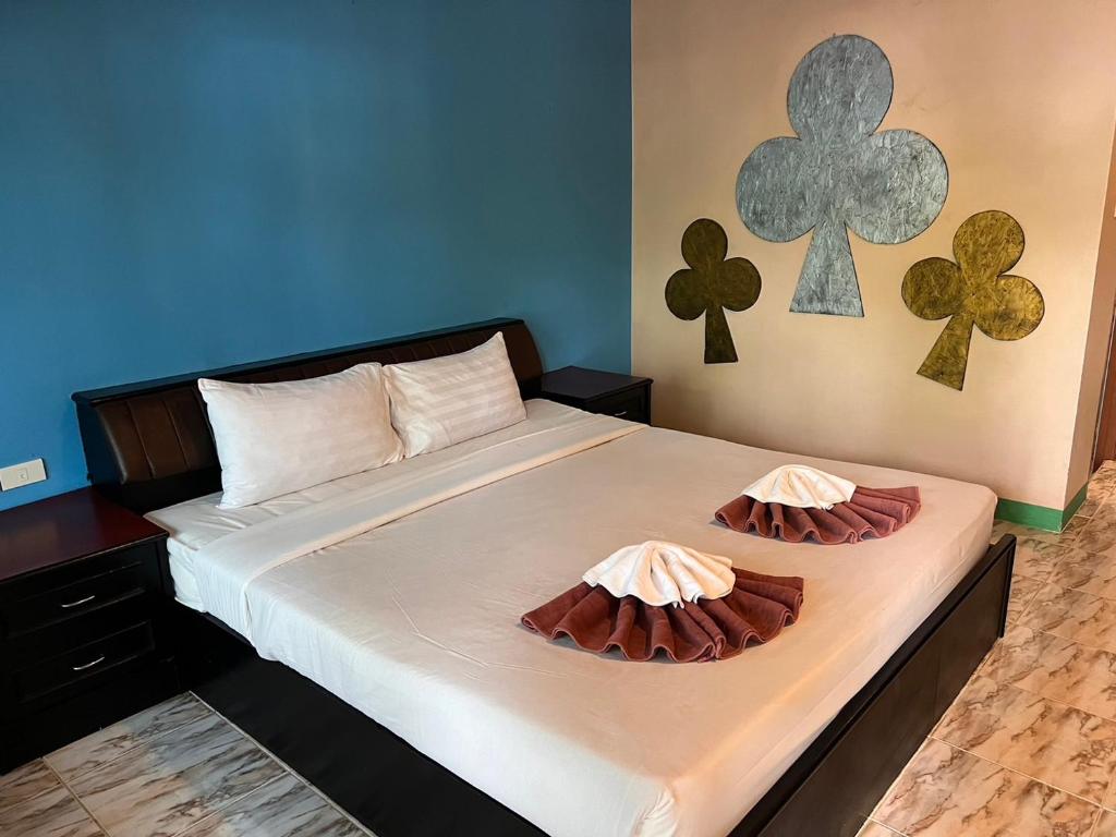 Postel nebo postele na pokoji v ubytování Diamond Beach Resort