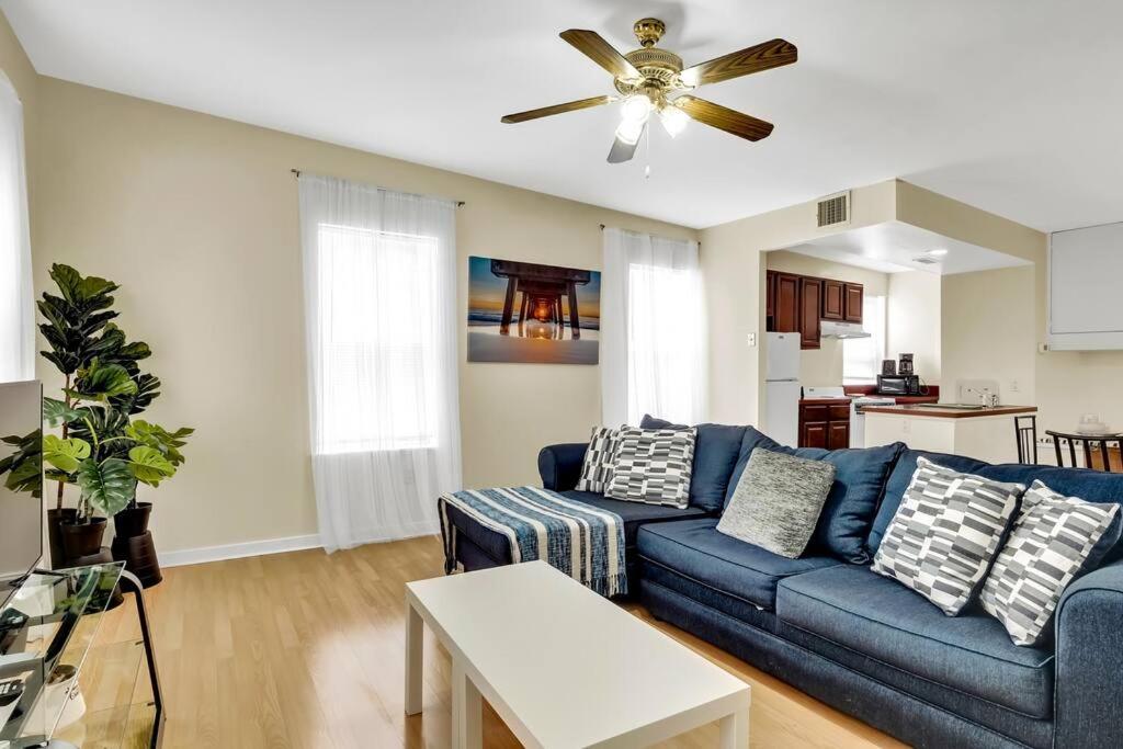 ein Wohnzimmer mit einem blauen Sofa und einem Deckenventilator in der Unterkunft Lovely 1br Apartment In Rittenhouse Square in Philadelphia