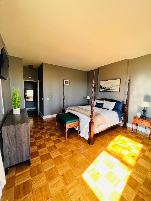 - une chambre avec un lit et du parquet dans l'établissement Spacious Apartment Downtown Albany, NY, à Albany