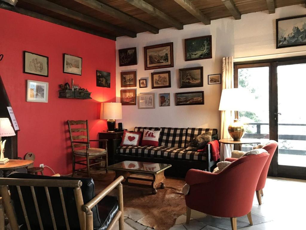 a living room with red walls and a couch and chairs at Chalet Peisey-Nancroix-Plan Peisey, 6 pièces, 11 personnes - FR-1-757-78 in Peisey-Nancroix