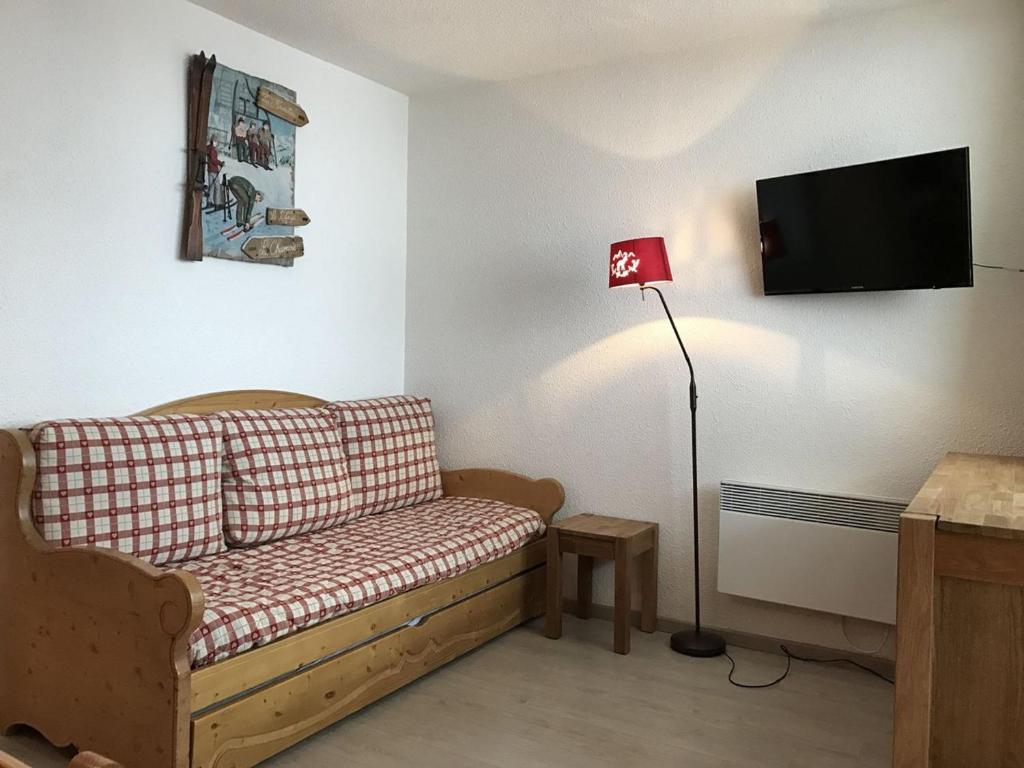 a living room with a couch and a flat screen tv at Appartement Peisey-Vallandry, 1 pièce, 4 personnes - FR-1-757-84 in Landry