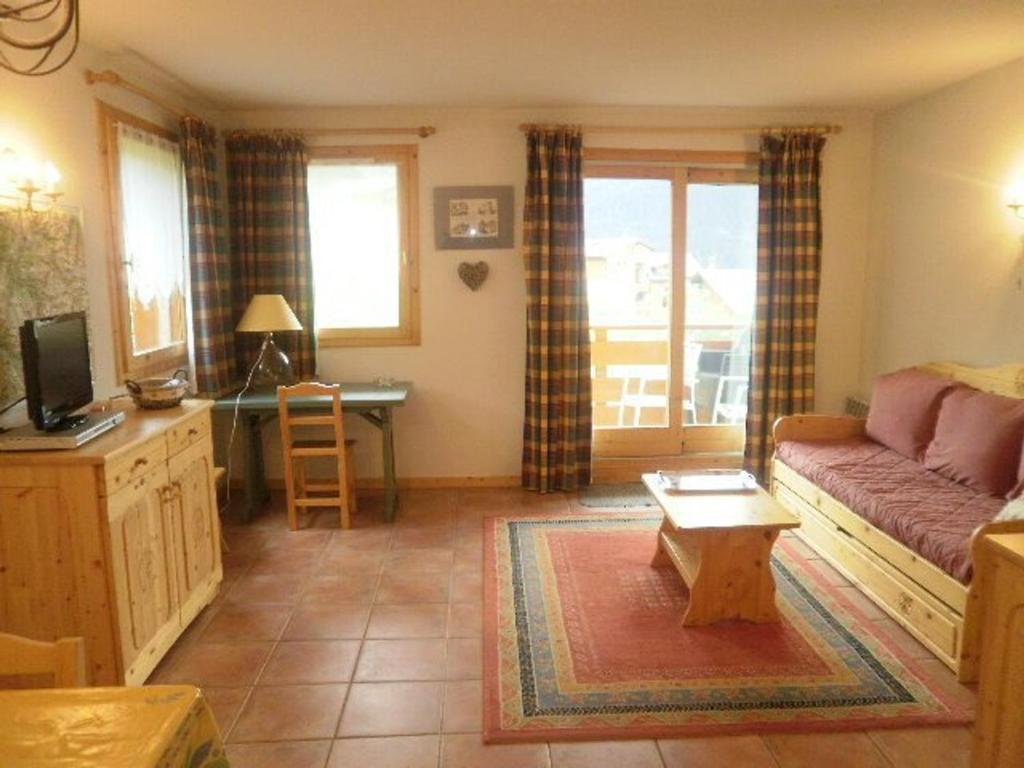 sala de estar con sofá y mesa en Appartement Peisey-Vallandry, 3 pièces, 6 personnes - FR-1-757-87, en Landry