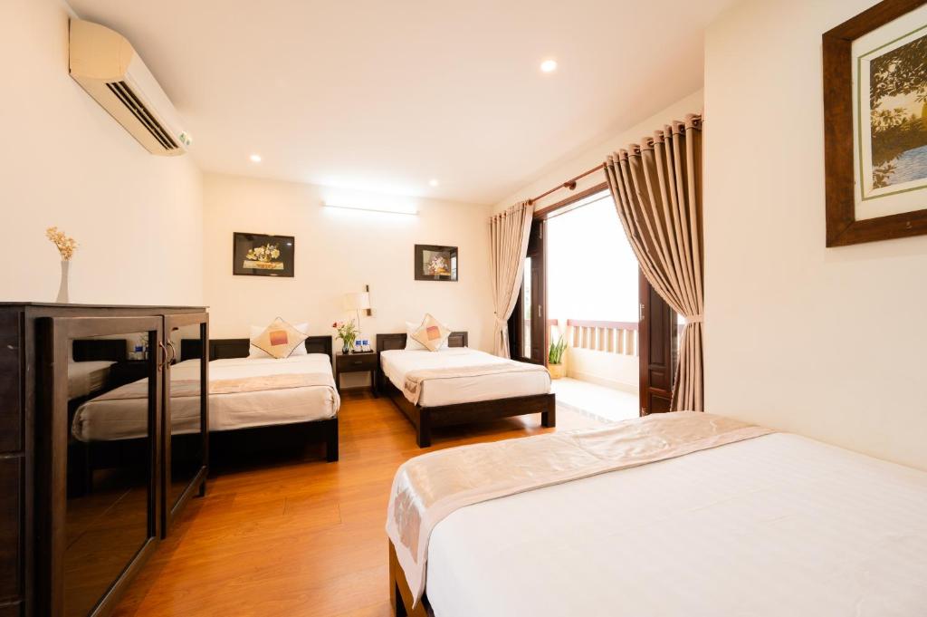 Giường trong phòng chung tại B'Lan Riverside Villa