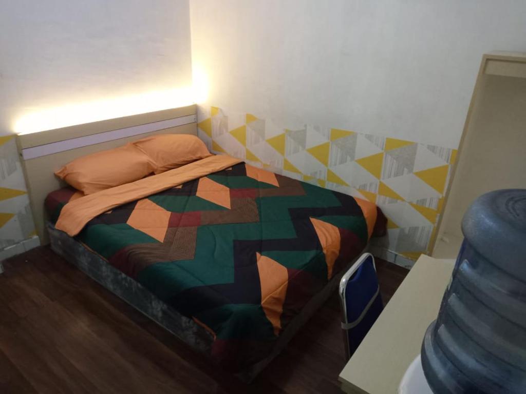 Säng eller sängar i ett rum på Bolang Apartel at Aeropolis Apartment