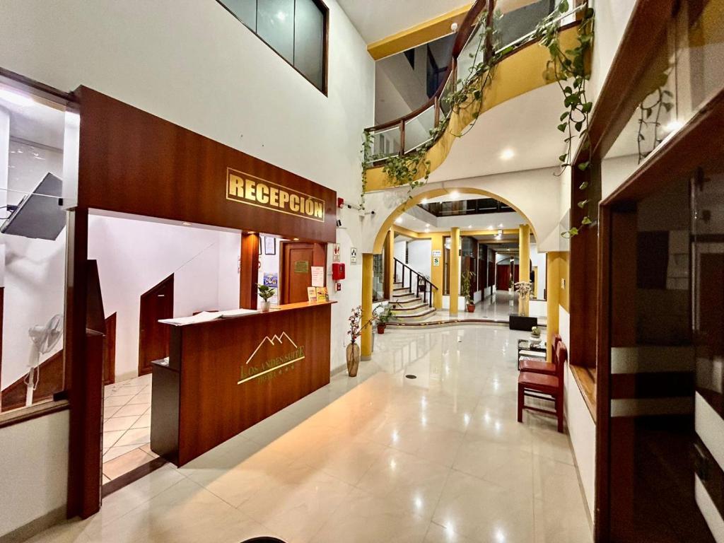 HOTEL LOS ANDES SUITE في تروخيو: لوبي مستشفى مع مكتب استقبال