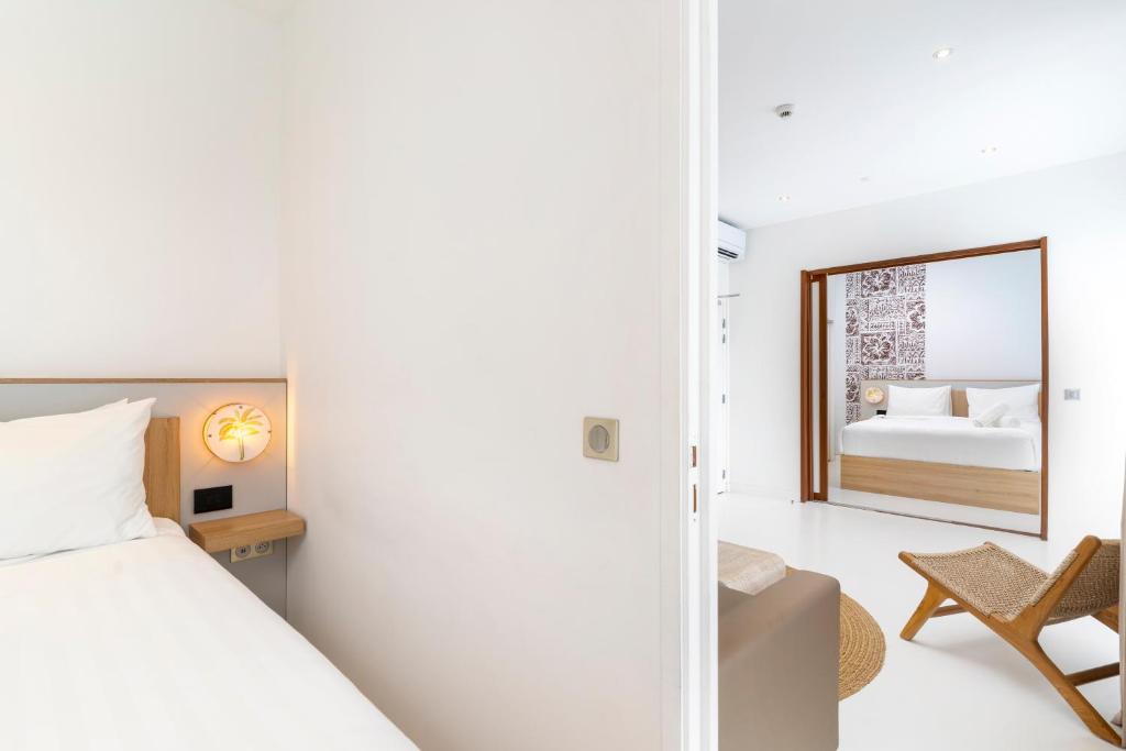 Ein Bett oder Betten in einem Zimmer der Unterkunft Cook's Bay Hotel & Suites