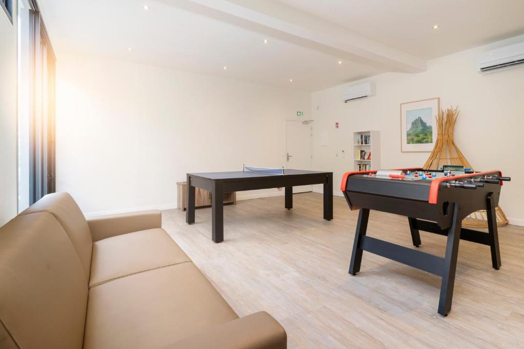 Ein Sitzbereich in der Unterkunft Cook's Bay Hotel & Suites