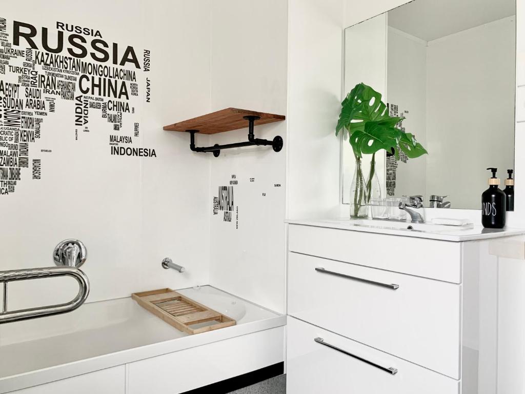 M&K Home with central air condition, 4 bedrooms, by Chartwell Shopping Centre - Resim 8