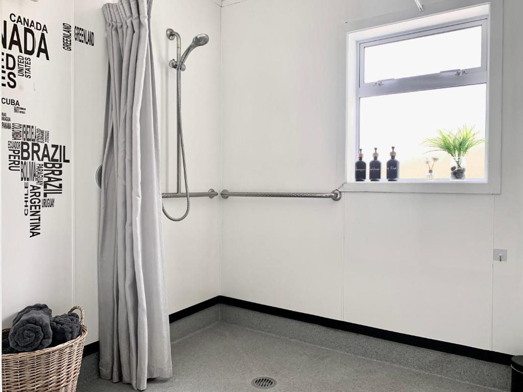 M&K Home with central air condition, 4 bedrooms, by Chartwell Shopping Centre - Resim 33