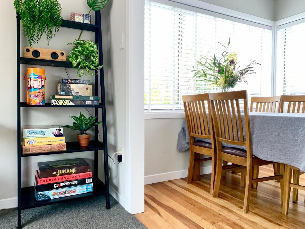 M&K Home with central air condition, 4 bedrooms, by Chartwell Shopping Centre - Resim 16