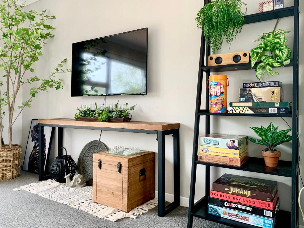 M&K Home with central air condition, 4 bedrooms, by Chartwell Shopping Centre - Resim 11