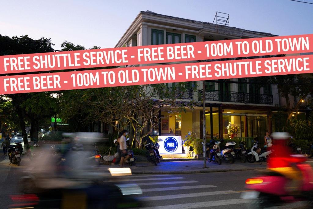 un cartel que lee servicio de transporte gratuito en una calle de la ciudad en Fuse Old Town Hoi An, en Hoi An