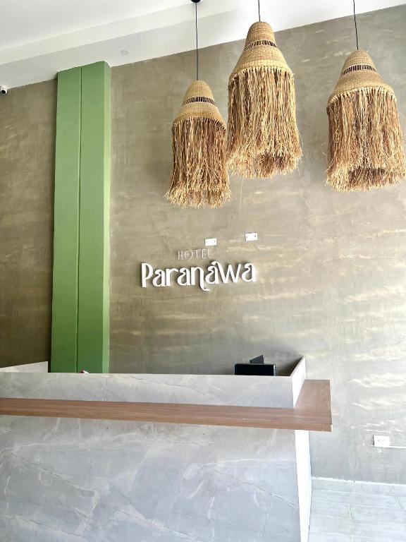 una habitación con 3 lámparas de araña colgando de una pared en Hotel Paranawa, en Baranoa