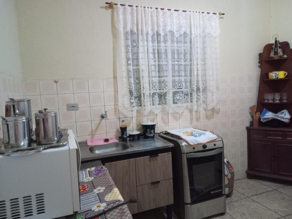 una piccola cucina con lavandino e piano cottura di Casa em Aparecida a Aparecida