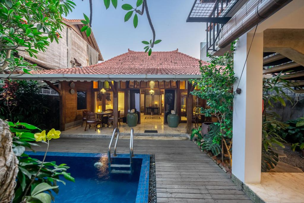 una casa con piscina di fronte a una casa di Villa Arumanis a Canggu
