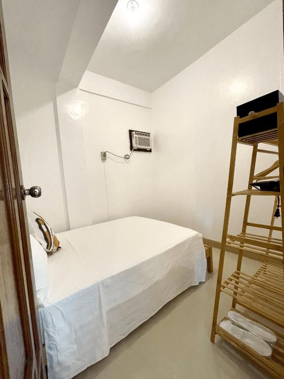 Postel nebo postele na pokoji v ubytování Namal Apartelle - Free Scooter & GYM access