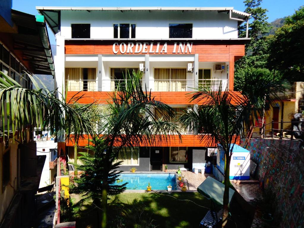 ein Gebäude mit einem Pool davor in der Unterkunft Hotel Cordelia inn in Rishikesh