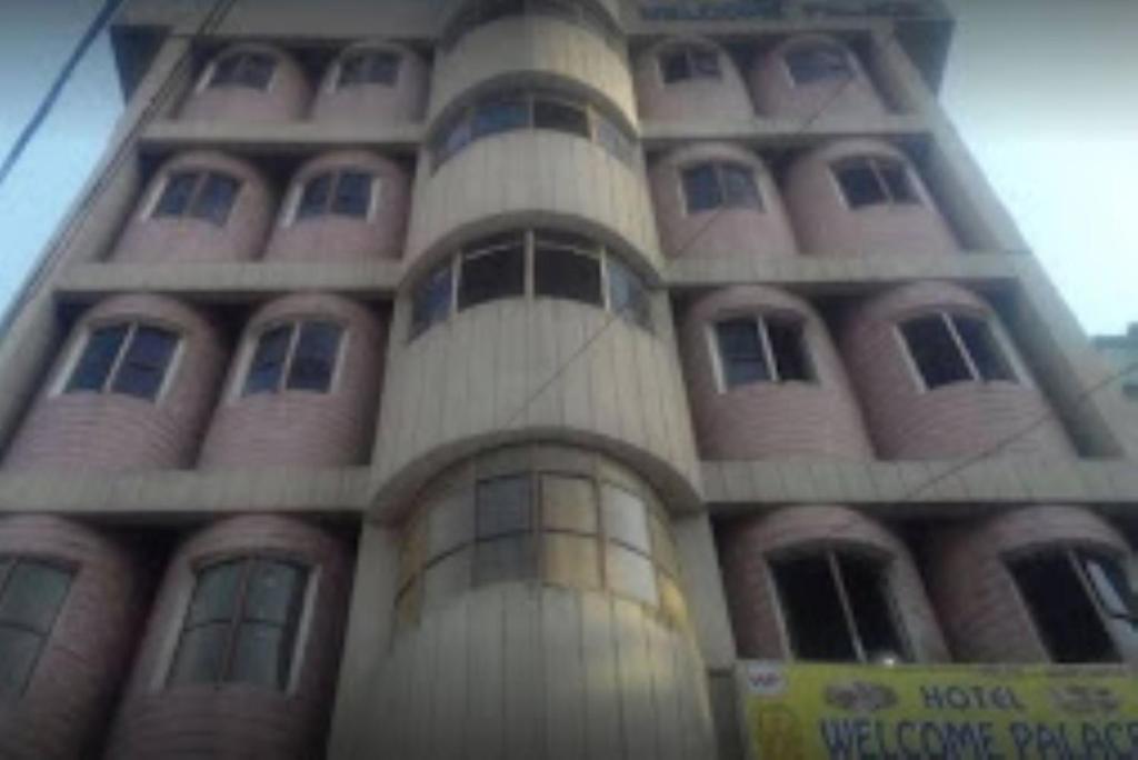 un edificio alto con muchas ventanas a un lado. en Hotel Raj Residency, Patna, en Patna