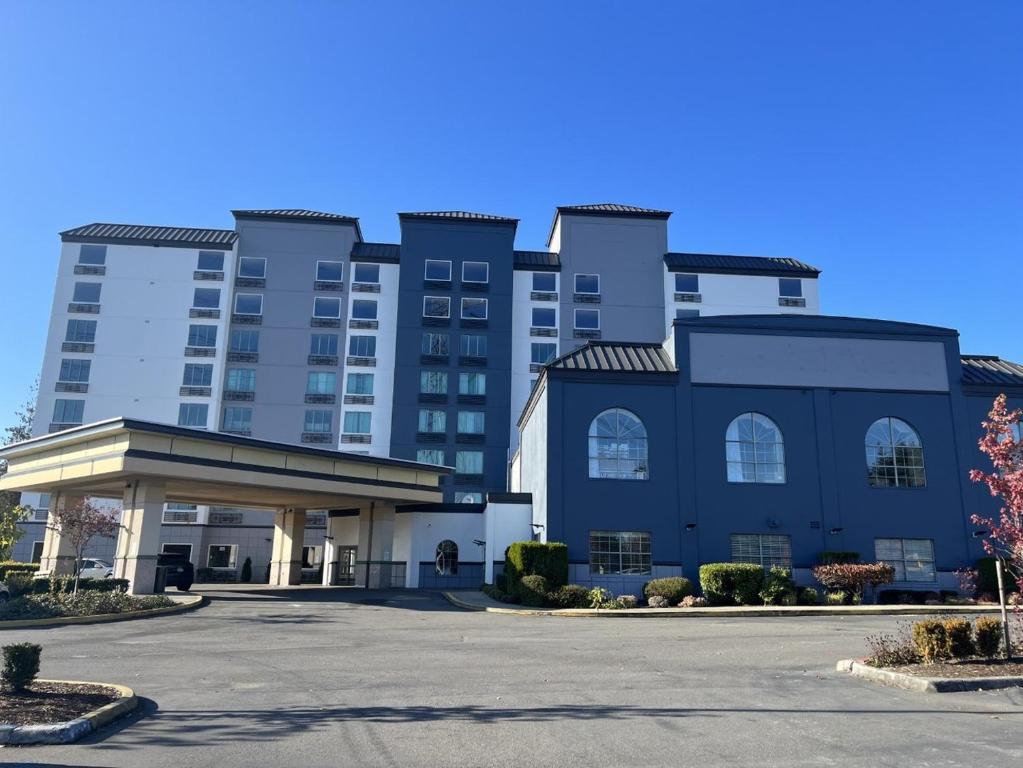 a large building with a parking lot in front of it at Holiday Inn Express Federal Way - Seattle South, an IHG Hotel in Federal Way