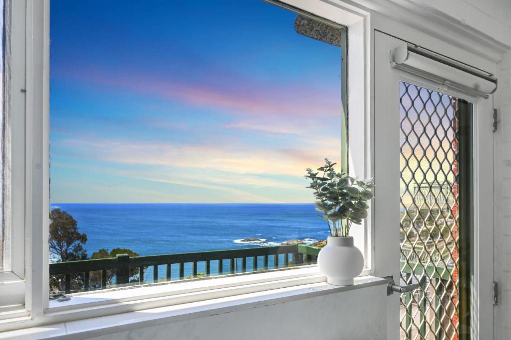 una ventana con vistas al océano en The Blue Whale - Sea View Apartment, en Eden