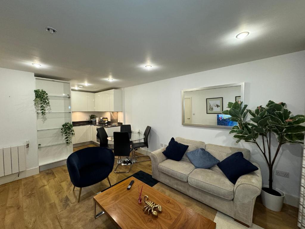 sala de estar con sofá y mesa en Luxe Lodge Woolwich Arsenal en Woolwich