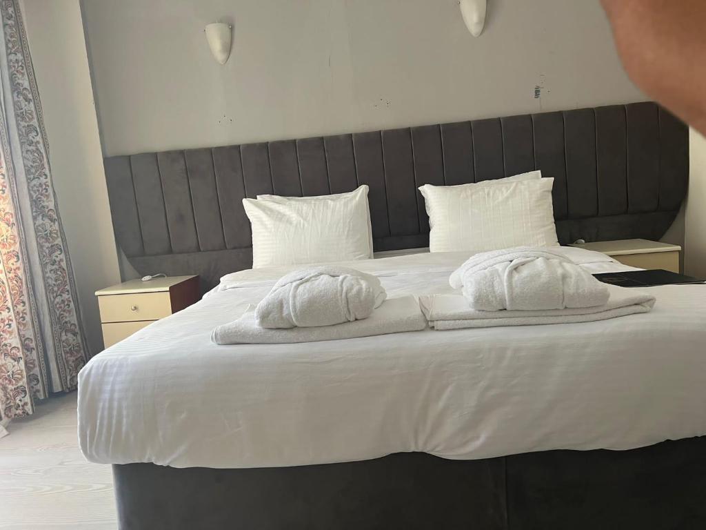 een groot wit bed met 2 handdoeken erop bij VANNA DELUXE TERMAL HOTEL SPA in Hamamözü