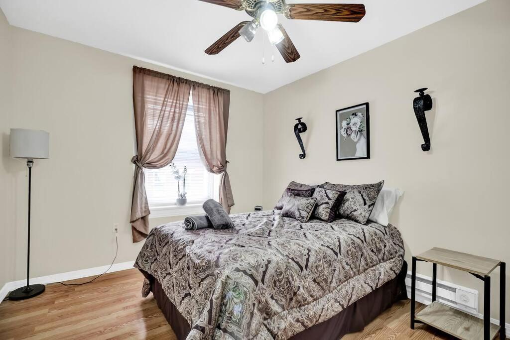 um quarto com uma cama e uma ventoinha de tecto em Location, Location, Nice Vibrant Center City Flat em Filadélfia