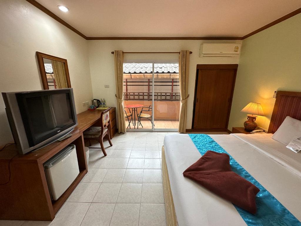 Postel nebo postele na pokoji v ubytování Thipurai Beach Hotel