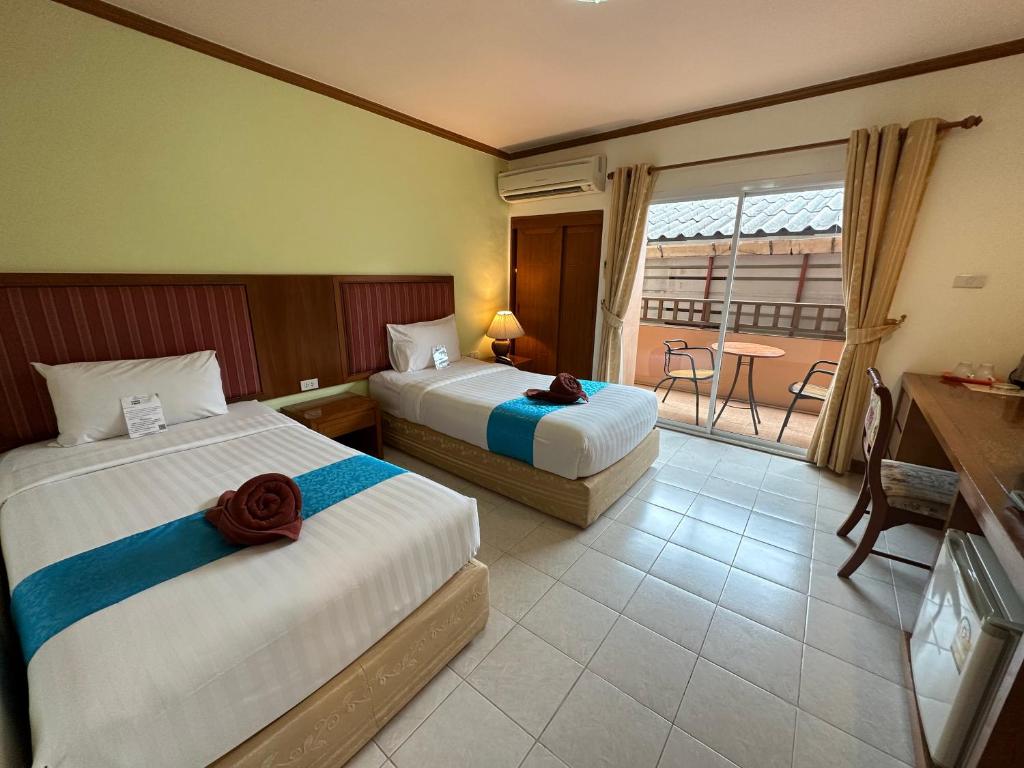 Postel nebo postele na pokoji v ubytování Thipurai Beach Hotel