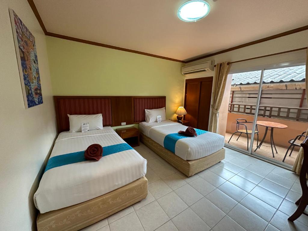 Postel nebo postele na pokoji v ubytování Thipurai Beach Hotel