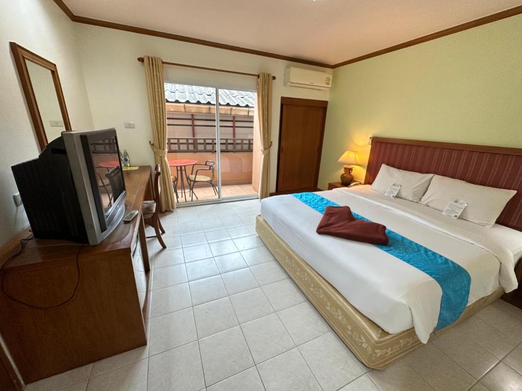 Postel nebo postele na pokoji v ubytování Thipurai Beach Hotel