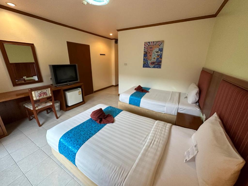 Postel nebo postele na pokoji v ubytování Thipurai Beach Hotel
