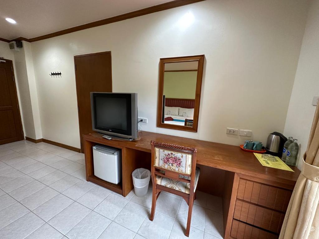 TV a/nebo společenská místnost v ubytování Thipurai Beach Hotel