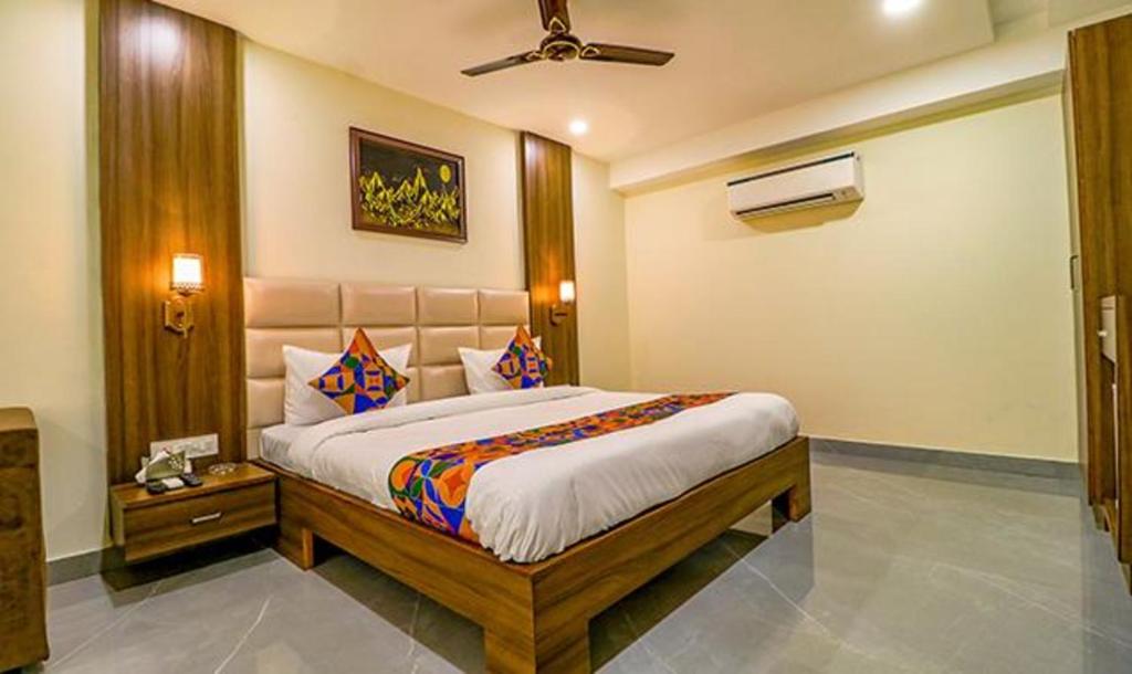 um quarto com uma cama grande num quarto em FabHotel Regency K9 Model Town em Jalandhar