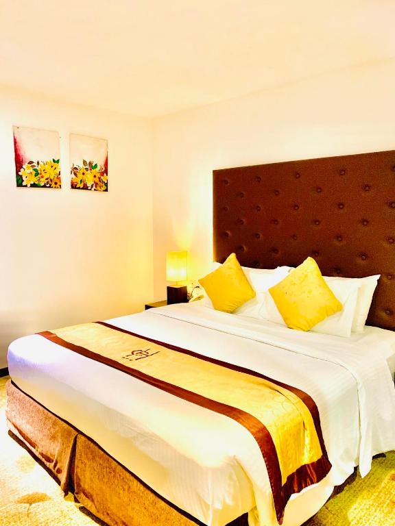 Postel nebo postele na pokoji v ubytování City Hotel Colombo 02