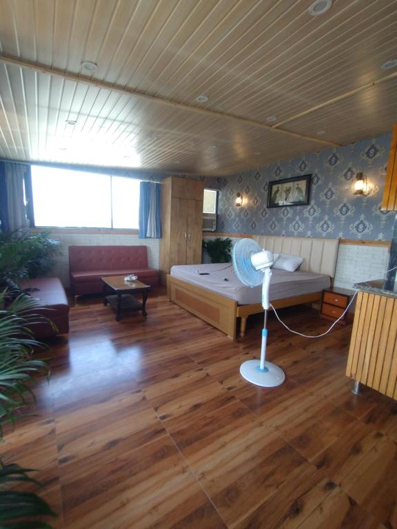 salon z łóżkiem i kanapą w obiekcie Ivy cottage Crown w mieście Dehradun