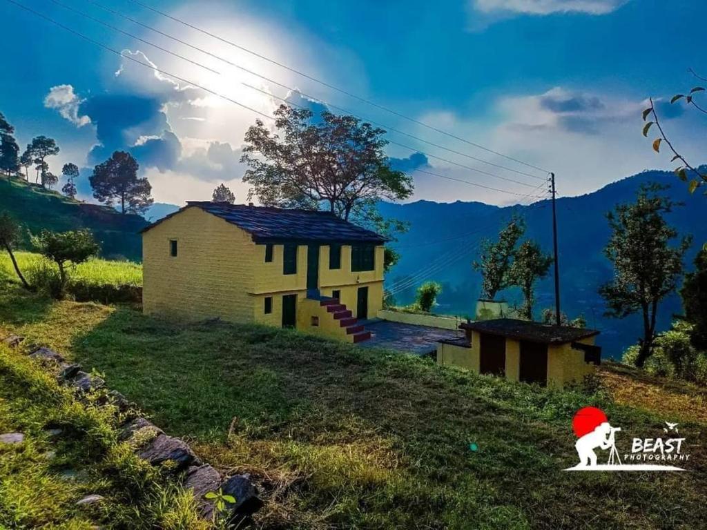 een klein huis aan de zijkant van een heuvel bij Himalayan and Nature View Homestay in Almora