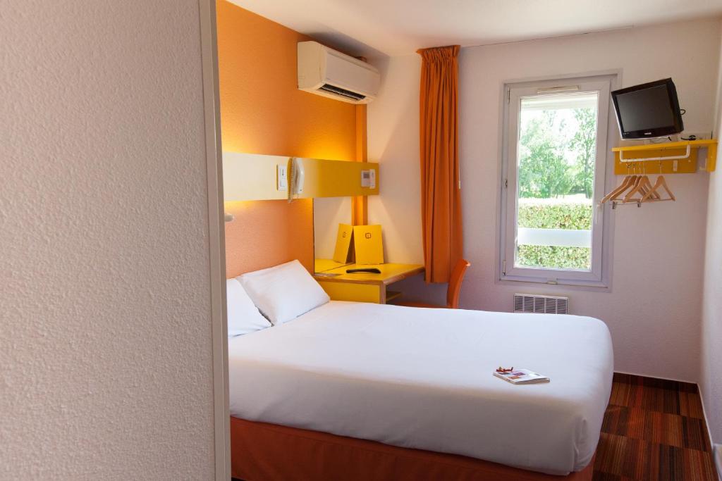 Postel nebo postele na pokoji v ubytování The Originals Access, Hôtel Bordeaux Lac
