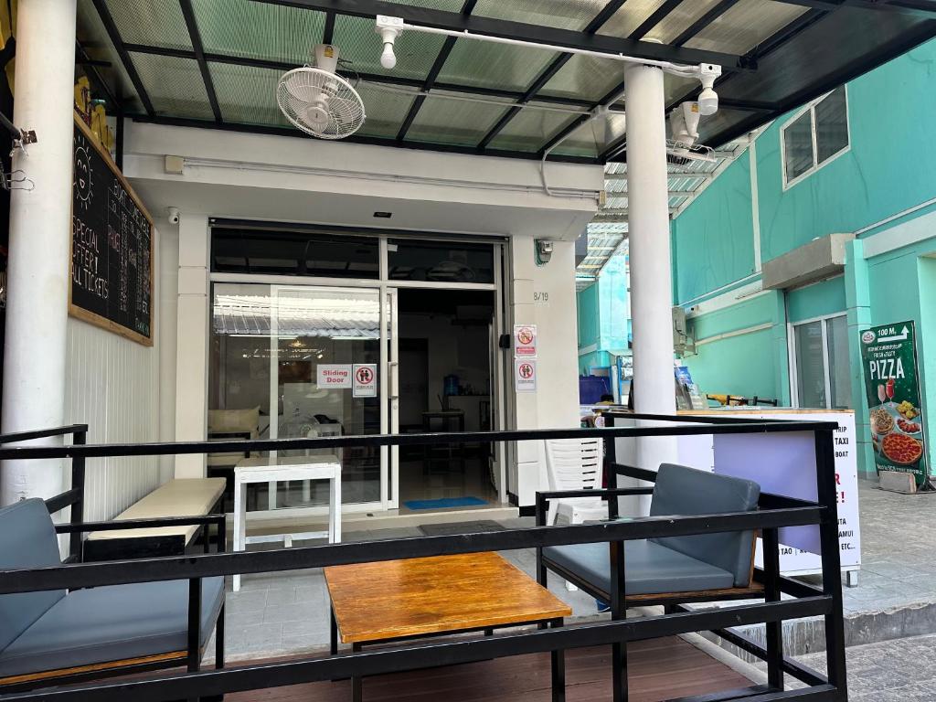 Um restaurante ou outro lugar para comer em Blue Flow Hostel