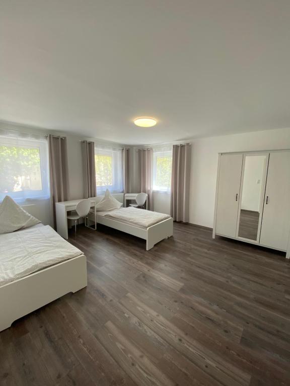 Unterkunft für Arbeiter und Monteure - Three-Bedroom Apartment