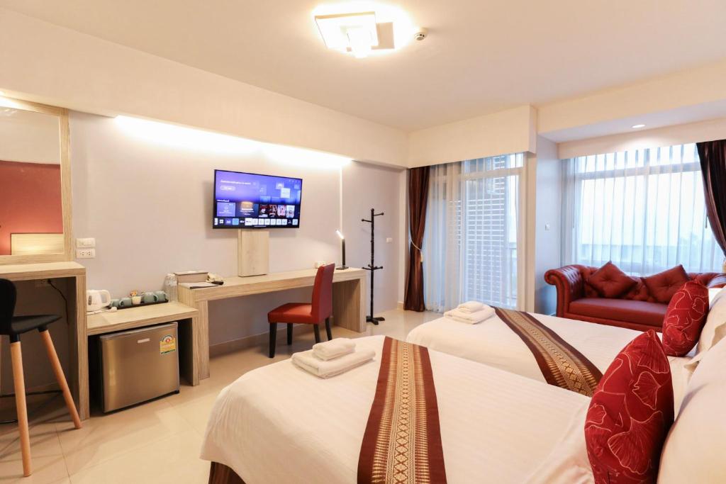TV a/nebo společenská místnost v ubytování Tubtim Siam Suvarnabhumi Hotel