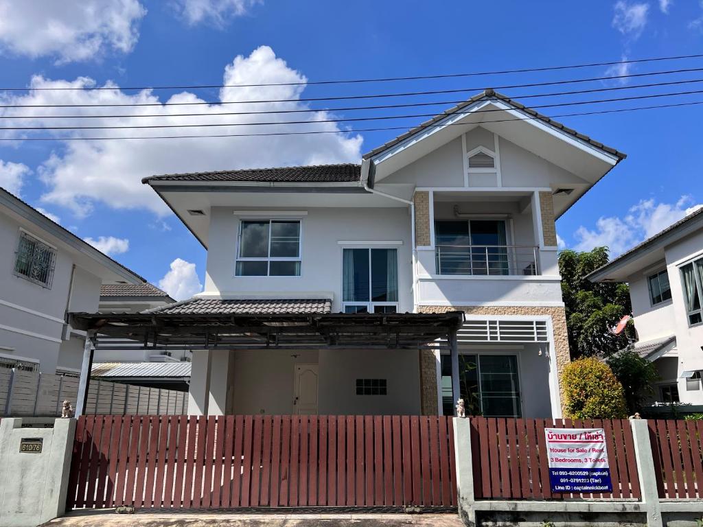 una casa blanca con una valla roja en Baanmai, Chiangrai House en Ban Pa Tung (7)