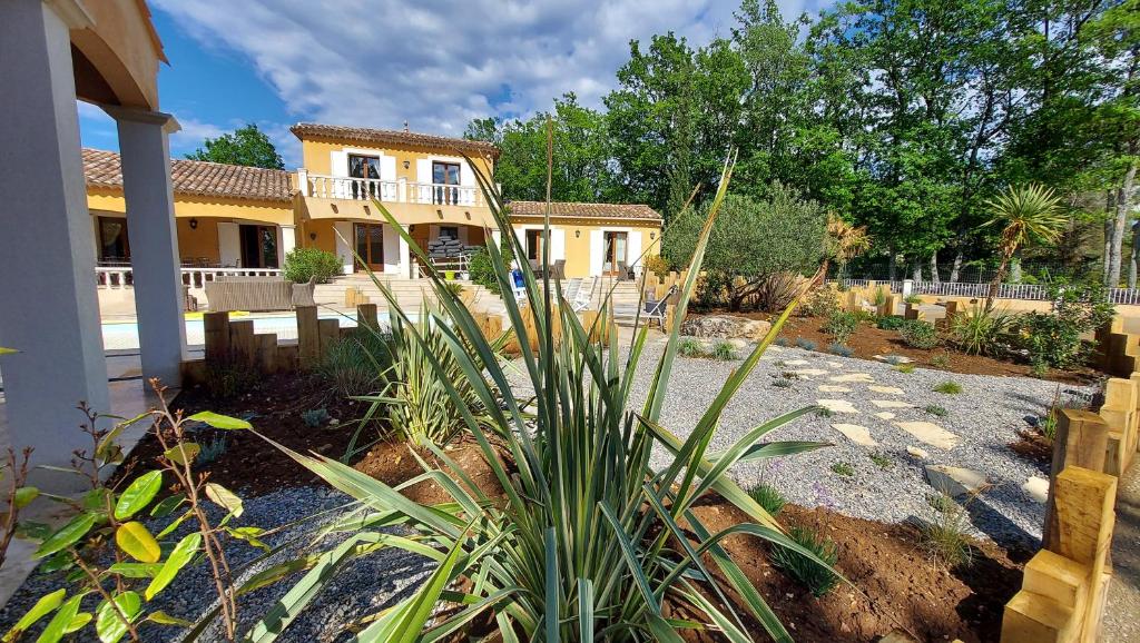 una casa con una pianta davanti di le Mas Provençal a Régusse