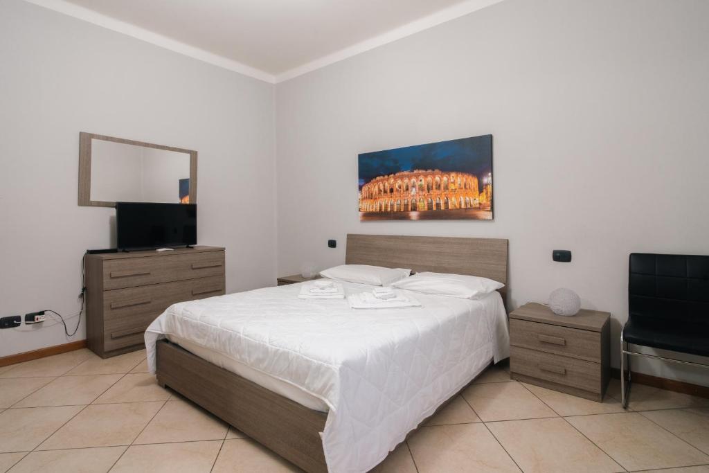 sypialnia z dużym łóżkiem i telewizorem w obiekcie Appartamento Scaligero w Weronie
