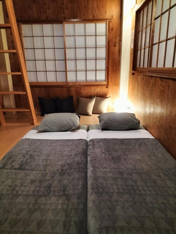 Postel nebo postele na pokoji v ubytování Vacation"Ninja"house Secretbase near Asakusa