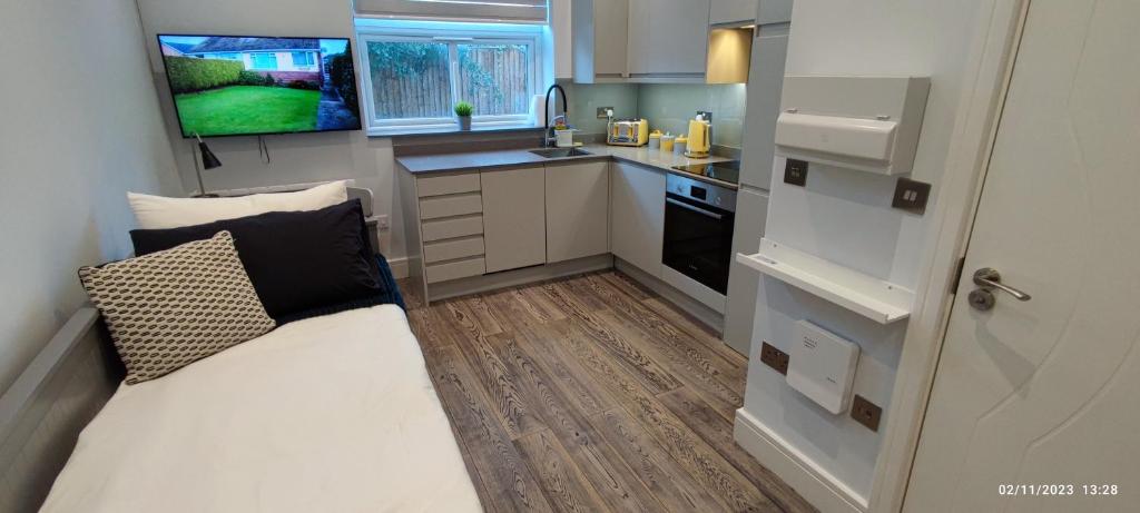 - une petite cuisine avec un lit dans une petite pièce dans l'établissement Studio Flat / London Gateway, à Borehamwood