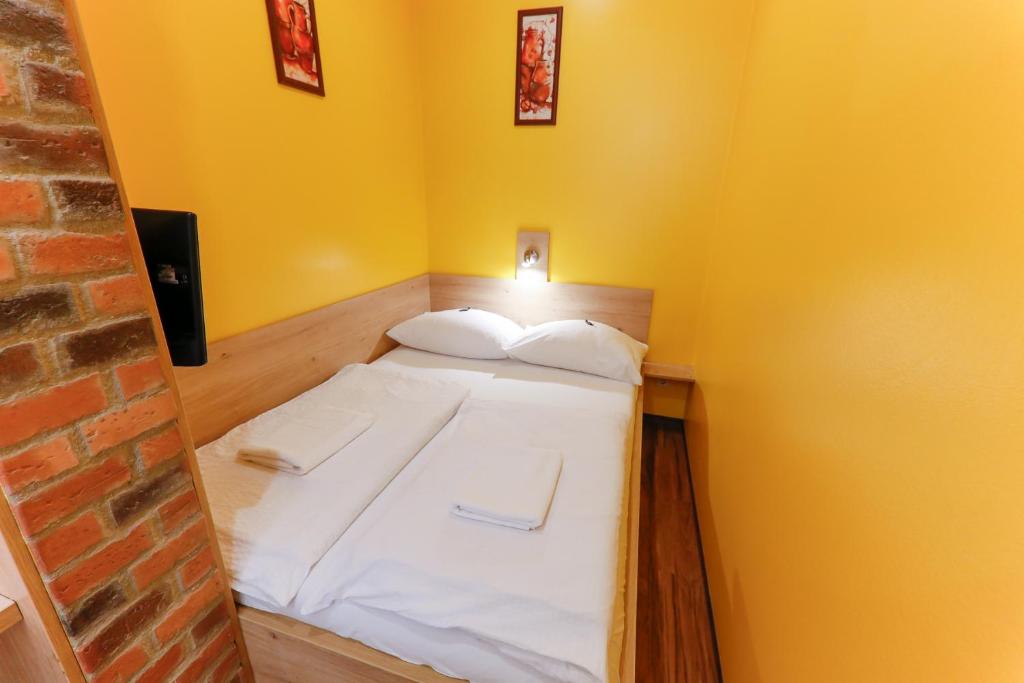 A bed or beds in a room at Do Step Inn Home - Hotel & Hostel