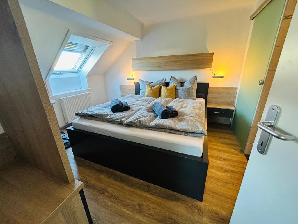 um quarto com uma cama com duas almofadas em Apartment mit Blick aufs Schloss 
