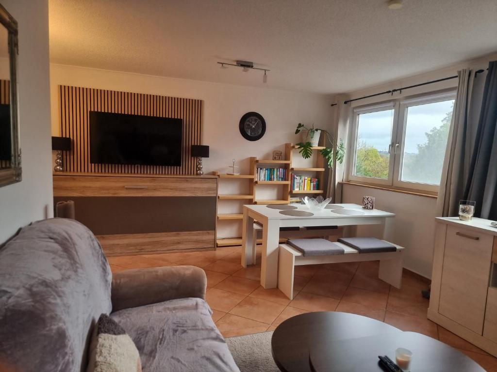 uma sala de estar com um sofá e uma televisão em Sweet Home em Wermelskirchen